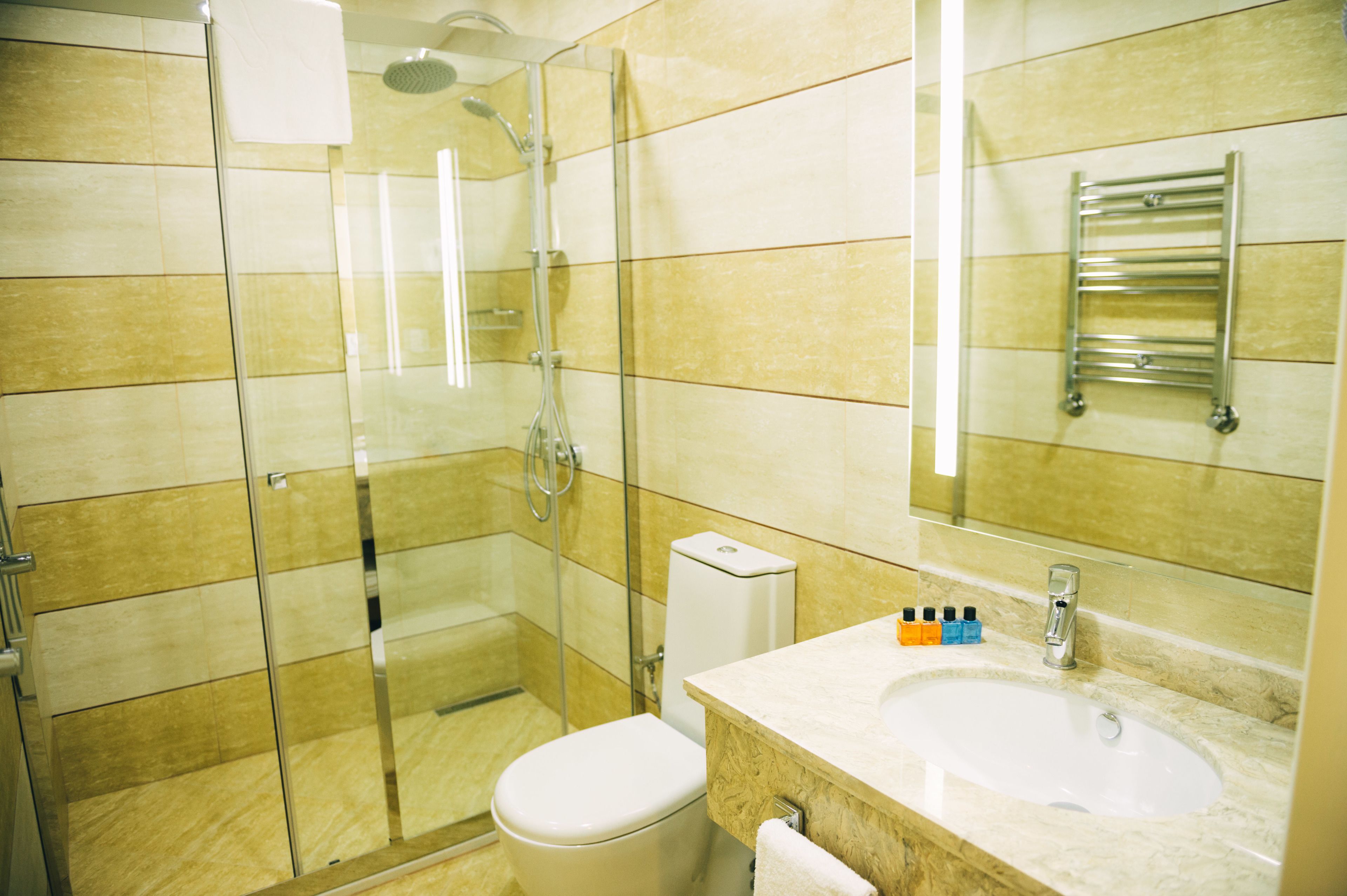 executive double room | bathroom | free toiletries, hair dryer, bathrobes, slippers