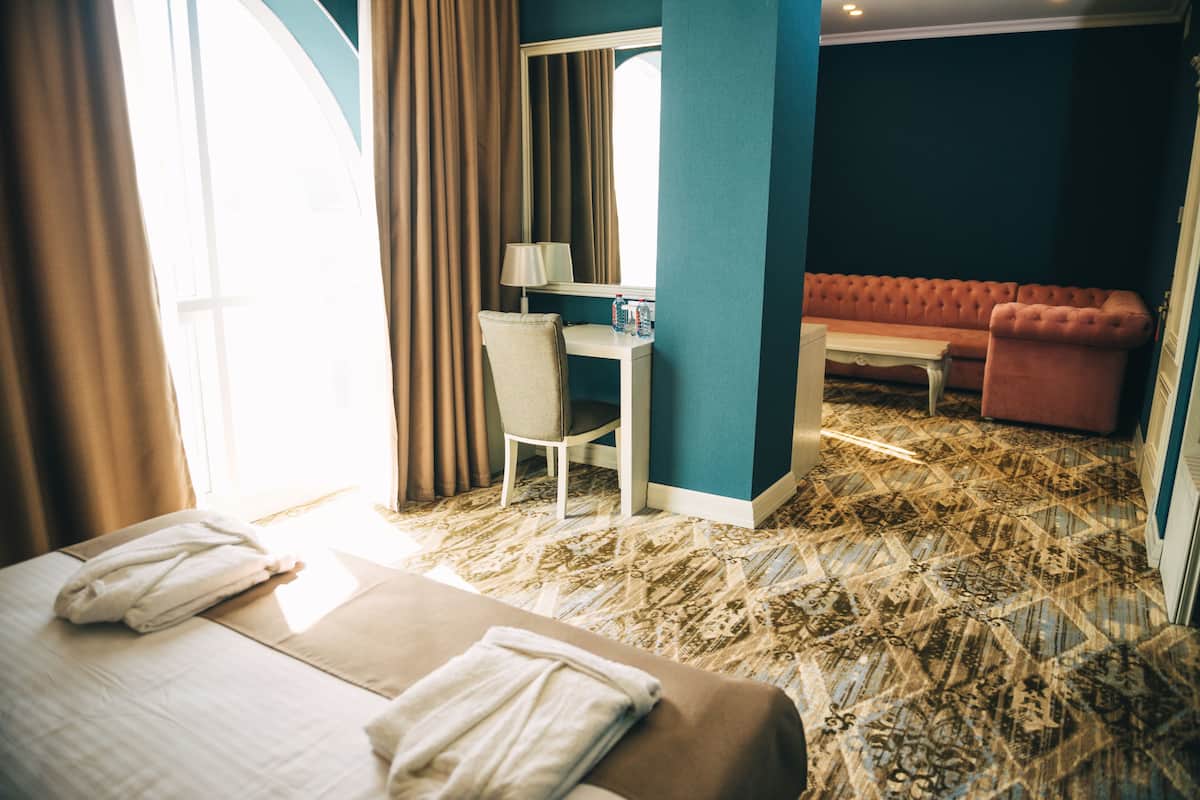 Junior Suite | Minibar, in-room safe, desk, blackout drapes