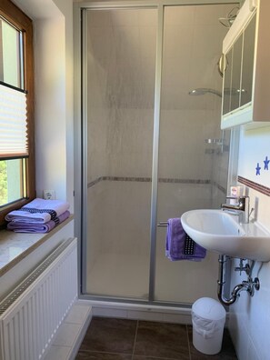 Apartamento familiar, 1 habitación, no fumadores, vistas al jardín | Baño | Ducha, secador de pelo, toallas y jabón