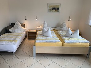 Estudio, balcón | Sala de estar | Una Smart TV