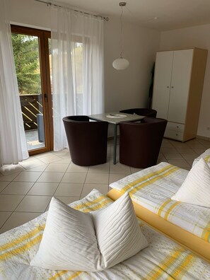 Studio, Balkon | Essbereich im Zimmer