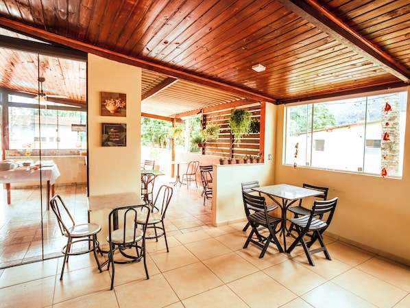 Café da manhã com buffet grátis todos os dias