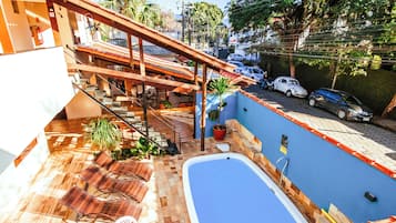 Piscine extérieure, parasols de plage, chaises longues