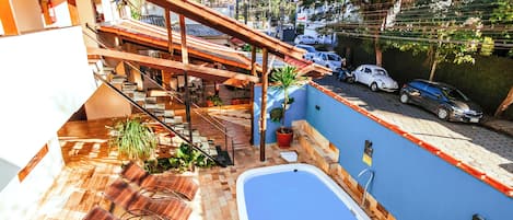 Piscine extérieure, parasols de plage, chaises longues