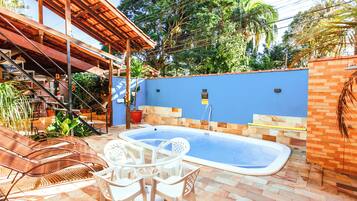 Piscina a l'aire lliure, para-sols i gandules