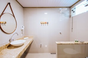 Habitación clásica | Baño | Regadera, toallas, jabón, shampoo