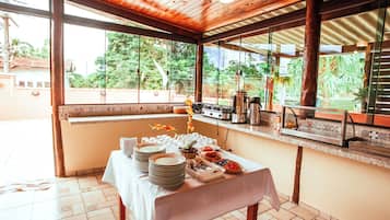 Free daily buffet breakfast