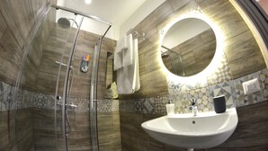 Deluxe Double Room | Bathroom | Shower, rainfall showerhead, free toiletries, hair dryer - Ciu Ciu Home (Palermo)