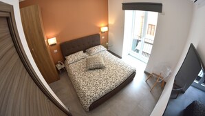 Deluxe Triple Room | Desk, WiFi (free), bed sheets - Ciu Ciu Home (Palermo)