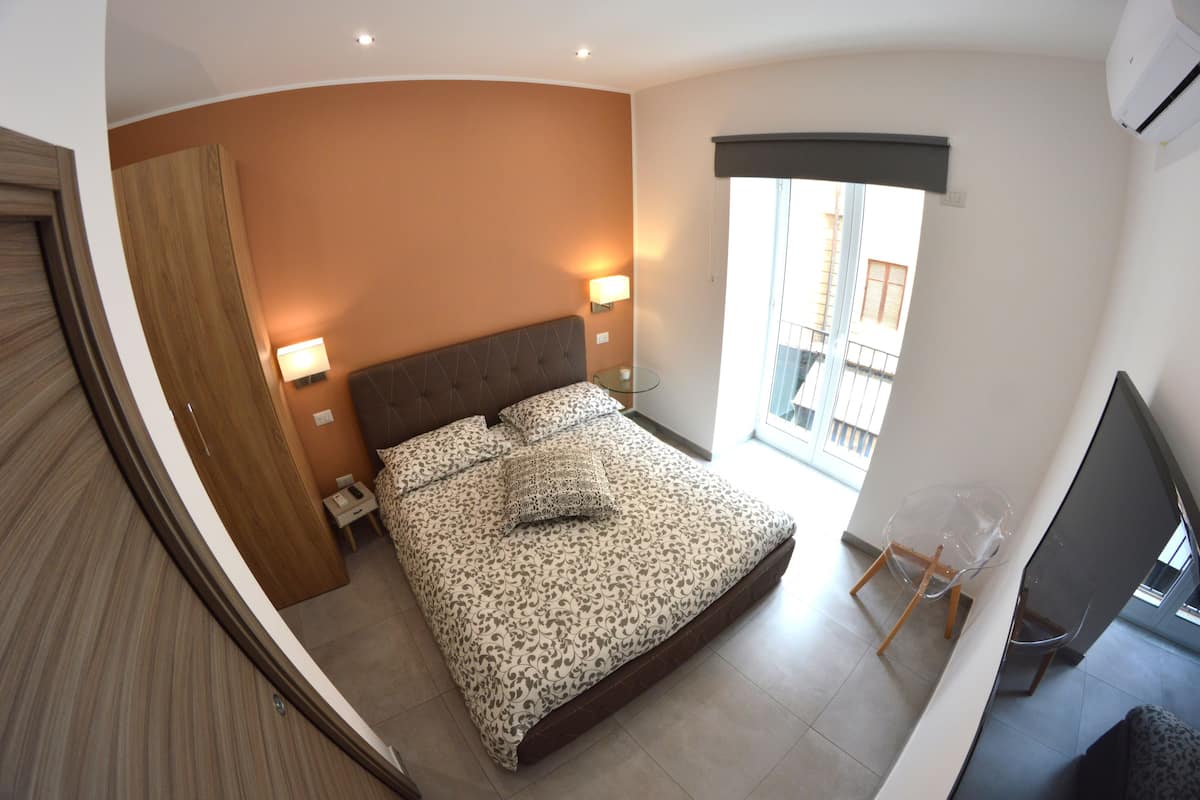 Habitación triple Deluxe | Escritorio, wifi gratis y ropa de cama