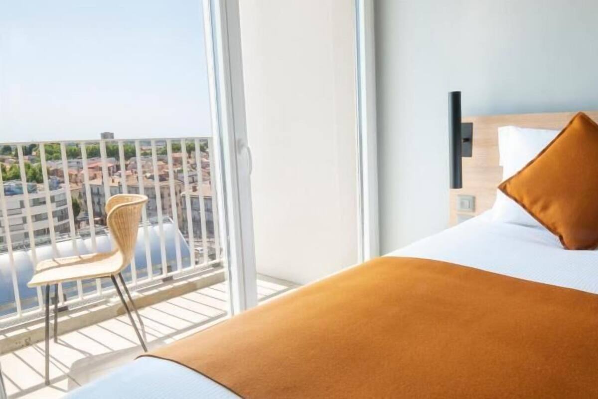 Suite, 1 King Bed with Sofa bed, Bathtub (Duplex) | 고급 침구, 객실 내 금고, 책상, 노트북 작업 공간