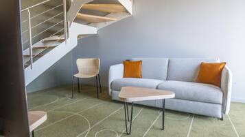 Suite, 1 King Bed with Sofa bed, Bathtub (Duplex) | Opholdsområde | Fladskærms-tv