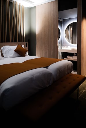 Classic Room, 2 Twin Beds | Premium bedding, in-room safe, desk, laptop workspace - Hôtel Belaroïa (Montpellier)
