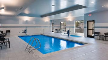 Piscina coperta, lettini