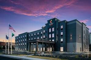 A modern hotel with a flat roof, multiple windows, and a sign indicating it is a Comfort Suites hotel. - Comfort Suites Kennewick at Southridge (Kennewick)