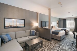 Een bureau, een laptopwerkplek, verduisterende gordijnen