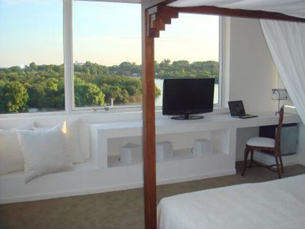 Suite | Premium bedding, minibar, in-room safe, individually decorated - Hotel Boutique Los Muelles (Carmelo)