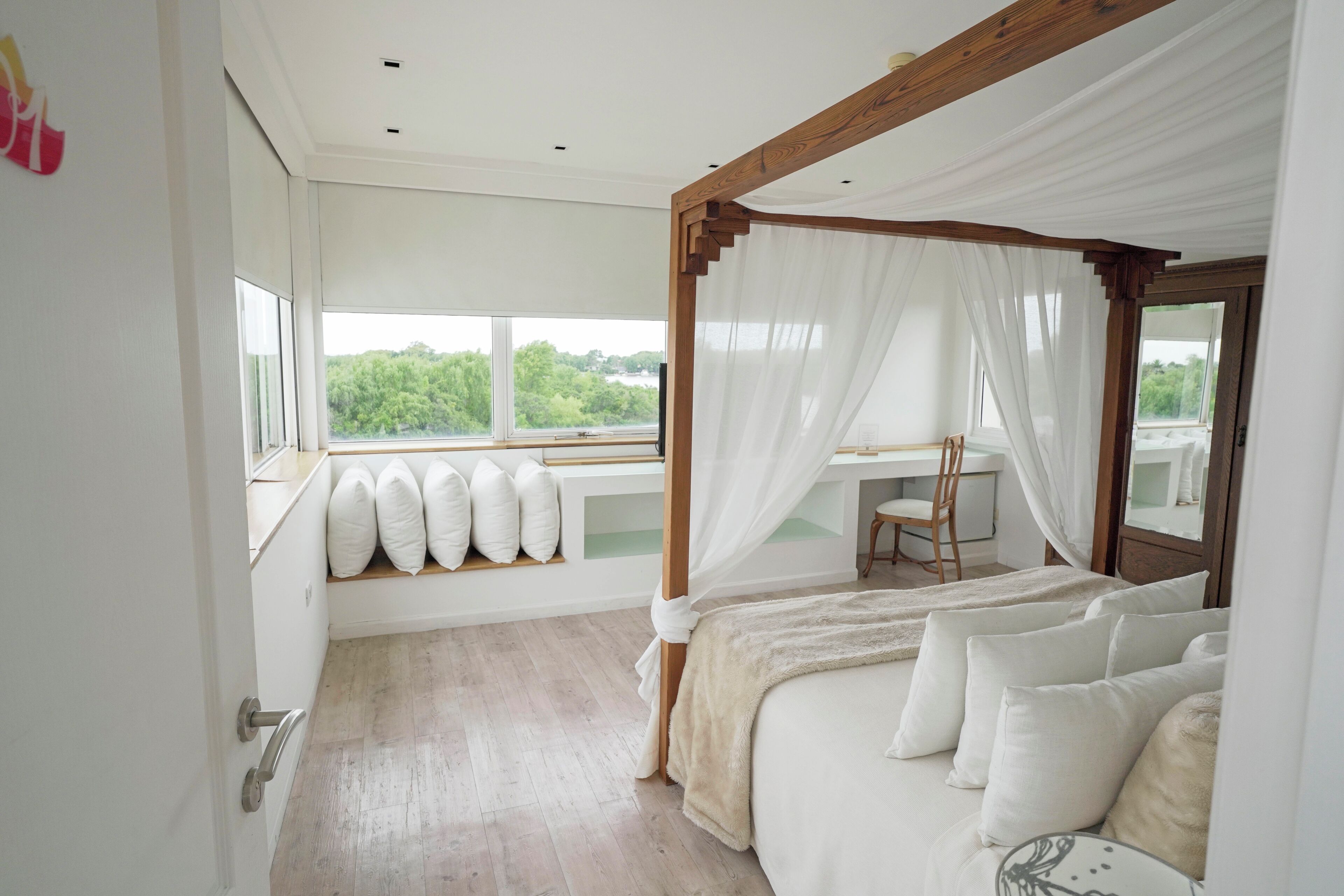 Ropa de cama de alta calidad y minibar 