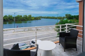 Habitación con 1 cama doble o 2 individuales | Ropa de cama de alta calidad, minibar, caja fuerte