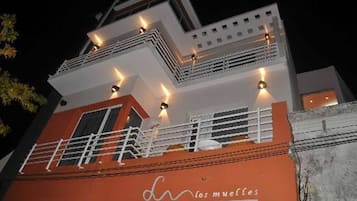 Fachada de la propiedad por la tarde o noche