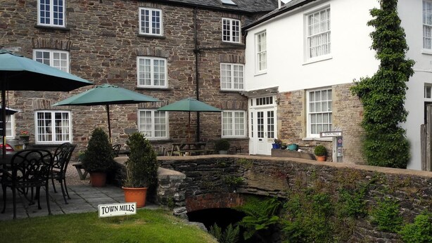 A stone building with a sign reading "Town Mills". - Town Mills B &B (Dulverton)