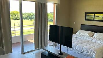 Decoración personalizada, muebles diferentes y cortinas blackout