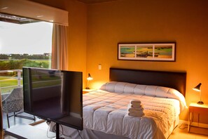 Decoración personalizada, muebles diferentes y cortinas blackout 