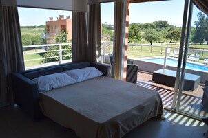 Decoración personalizada, muebles diferentes y cortinas blackout 