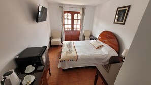 Habitación doble superior, 1 cama de matrimonio, baño privado (202) | Decoración individual, mobiliario individual, escritorio