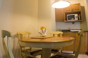 Suite ejecutiva, 1 cama doble | Servicio de comidas en la habitación