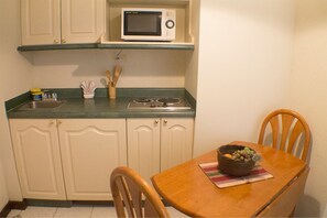 Suite ejecutiva, 1 cama doble | Cocina básica privada | Frigorífico, microondas, placa de cocina y cafetera o tetera