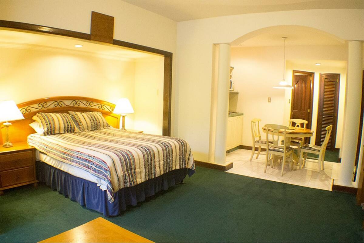 Suite ejecutiva, 1 cama doble | Ropa de cama de alta calidad, caja fuerte, escritorio