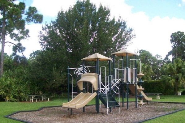 Área de juegos infantiles al aire libre