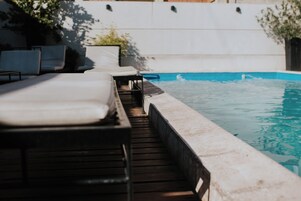 Una piscina al aire libre de temporada