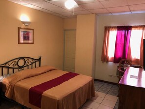 In-room safe, free WiFi, bed sheets, wheelchair access - Hotel Miramonte & apartments (San Salvador)
