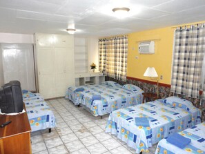 Family Room | In-room safe, free WiFi, bed sheets, wheelchair access - Hotel Miramonte & apartments (San Salvador)