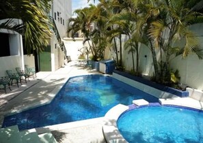 Outdoor pool - Hotel Miramonte & apartments (San Salvador)