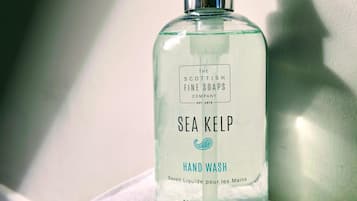 En flaske Sea Kelp håndvask fra The Scottish Fine Soaps Company, placeret på et hvidt håndklæde.
