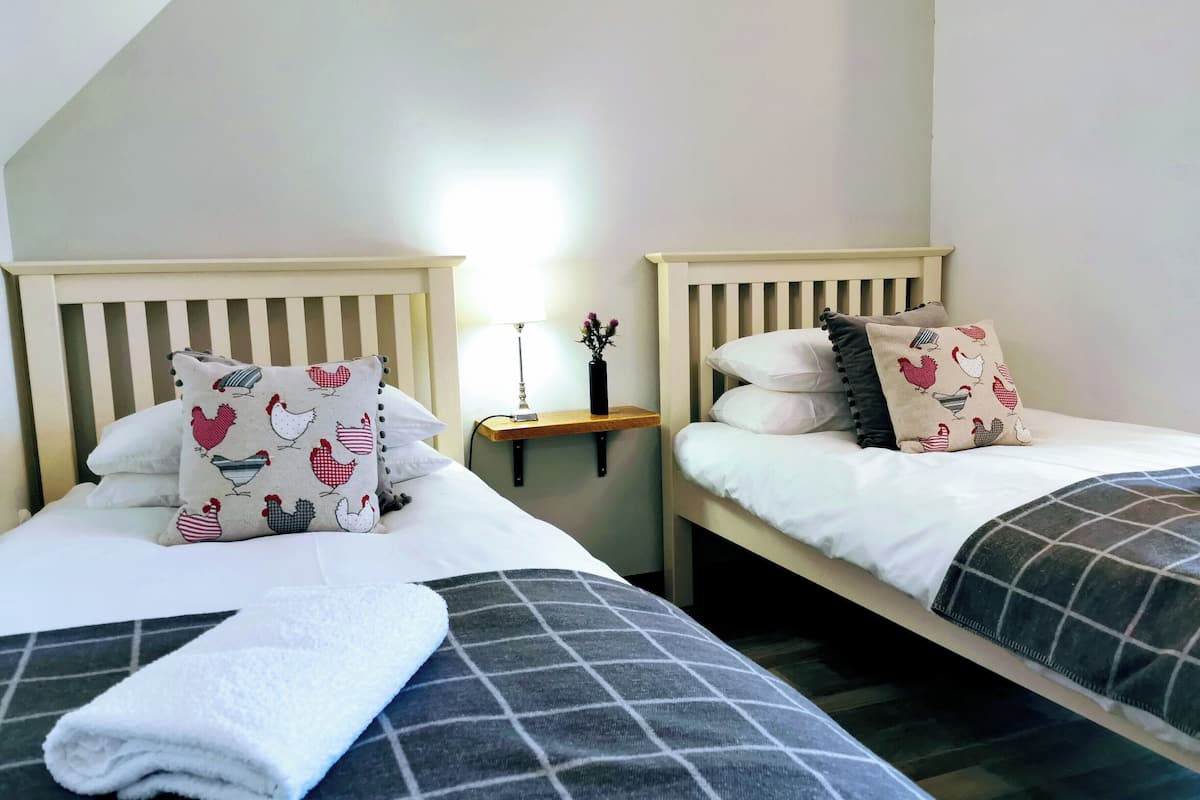 Twin Room (Room 7 No pets) | 1 bedroom, bed sheets