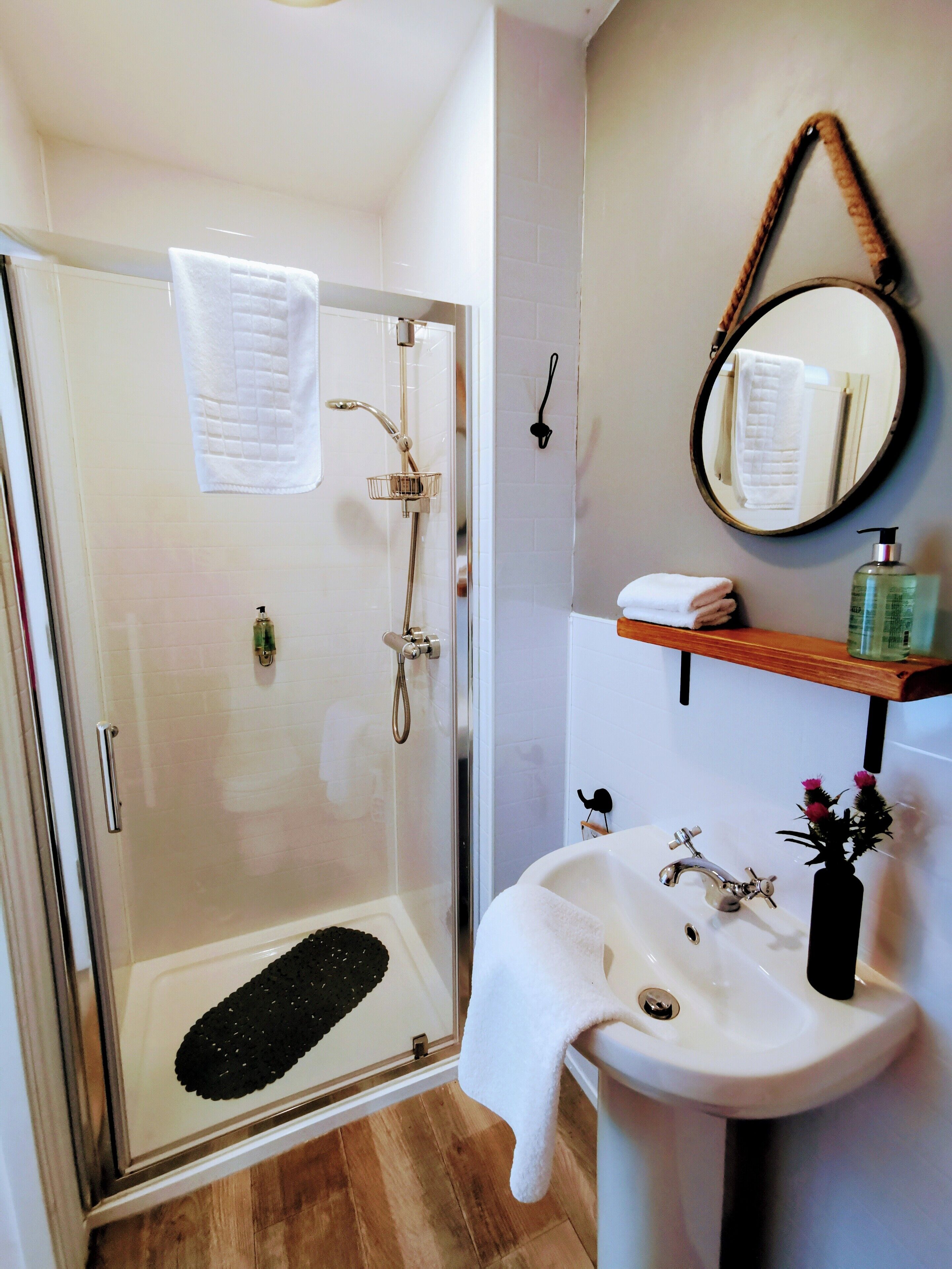 Zweibettzimmer (Room 7 No pets) | Badezimmer