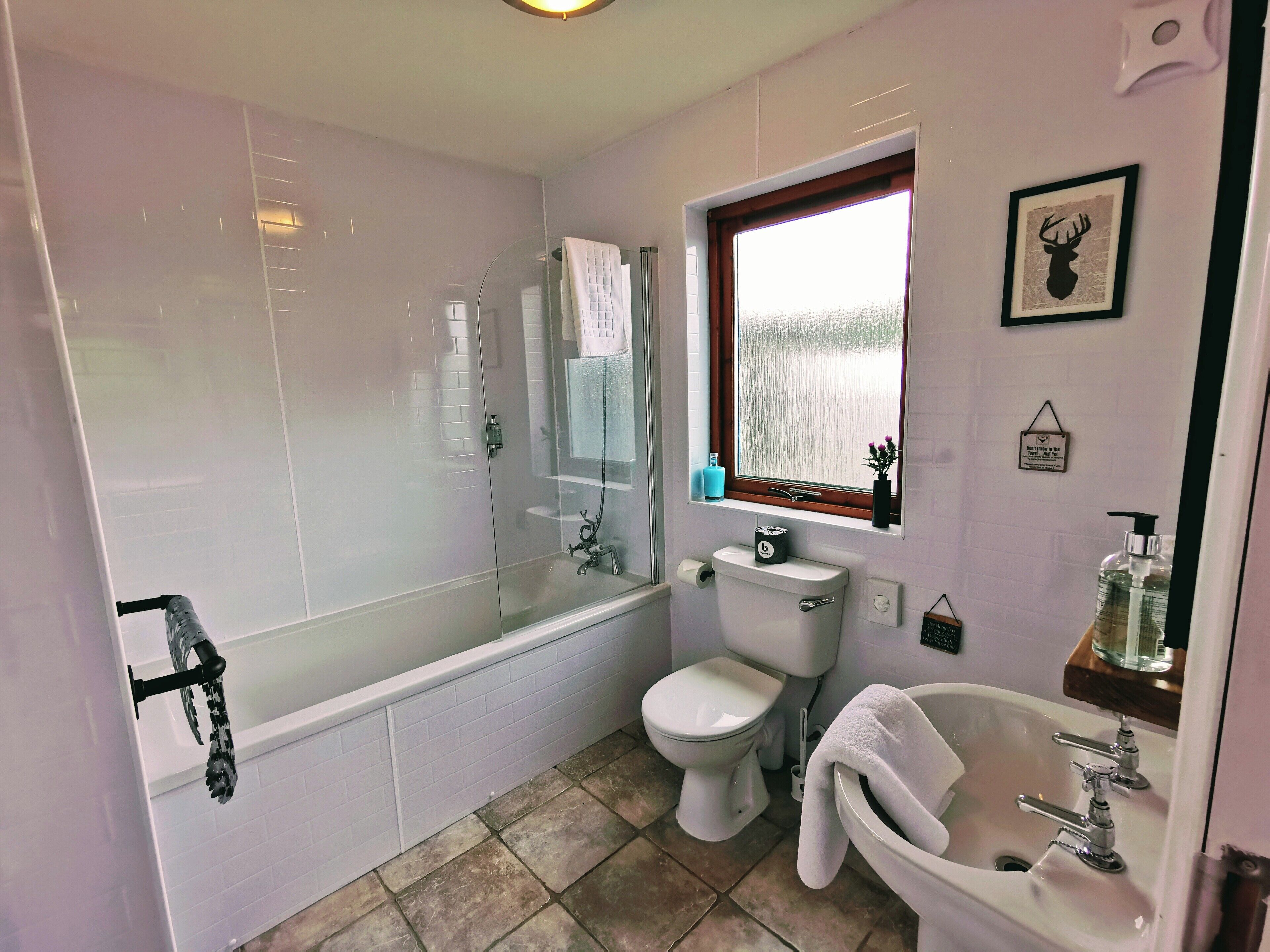 Une salle de bain avec une baignoire, des toilettes et un lavabo.