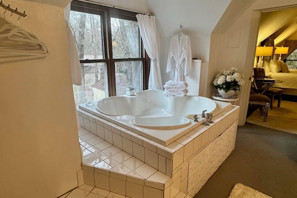 Honeymoon-Suite, 1Â King-Bett, Kamin, Blick auf den Innenhof | Badezimmer