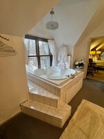 Suíte lua de mel, 1 cama King, lareira, vista para o pátio | Banheiro | Banheira e chuveiro separados, banheira de hidromassagem