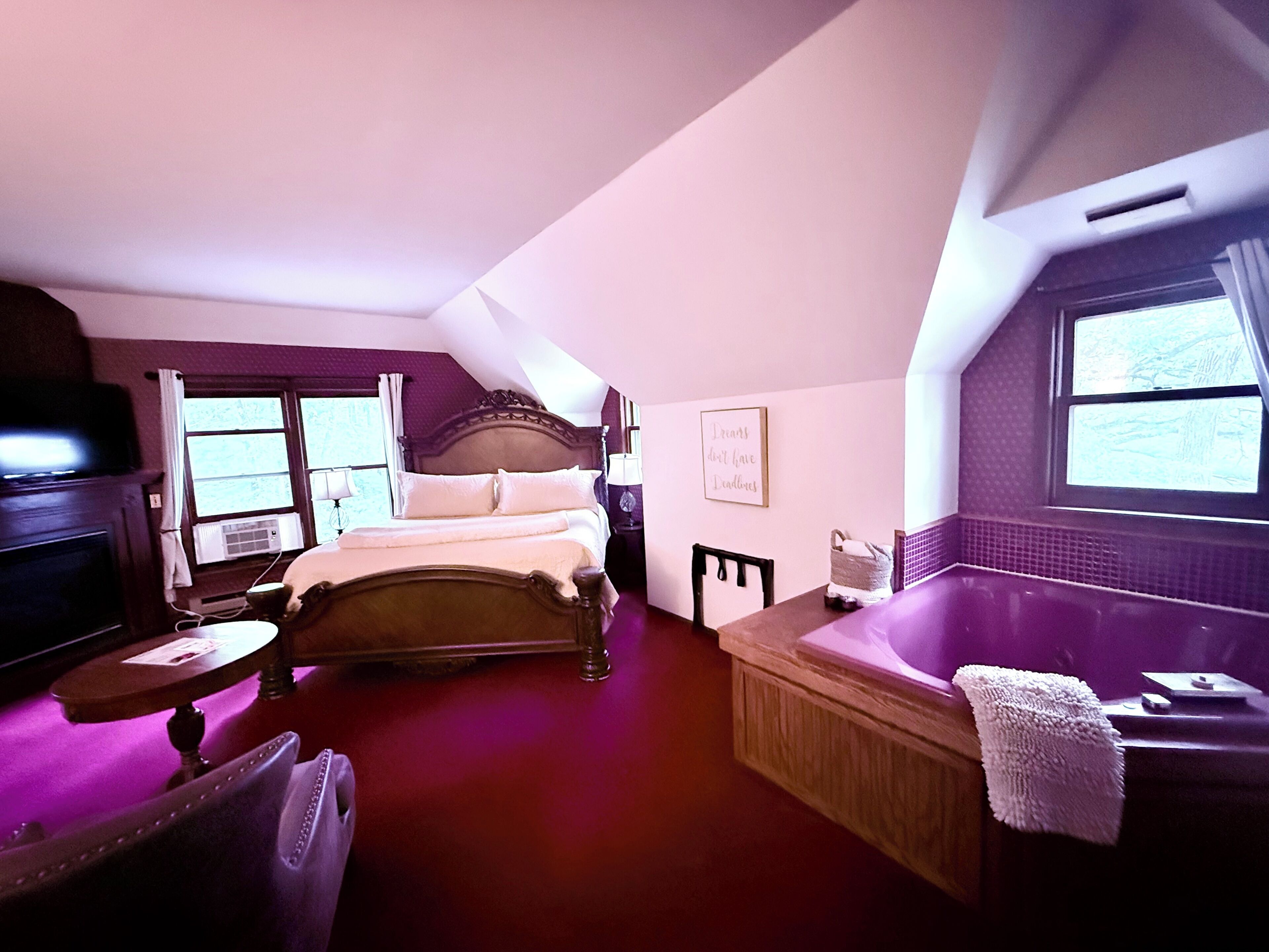 Comfort Studio Suite, 1 King Bed, Jetted Tub, Corner | Egyptian cotton sheets, premium bedding, pillowtop beds, blackout drapes
