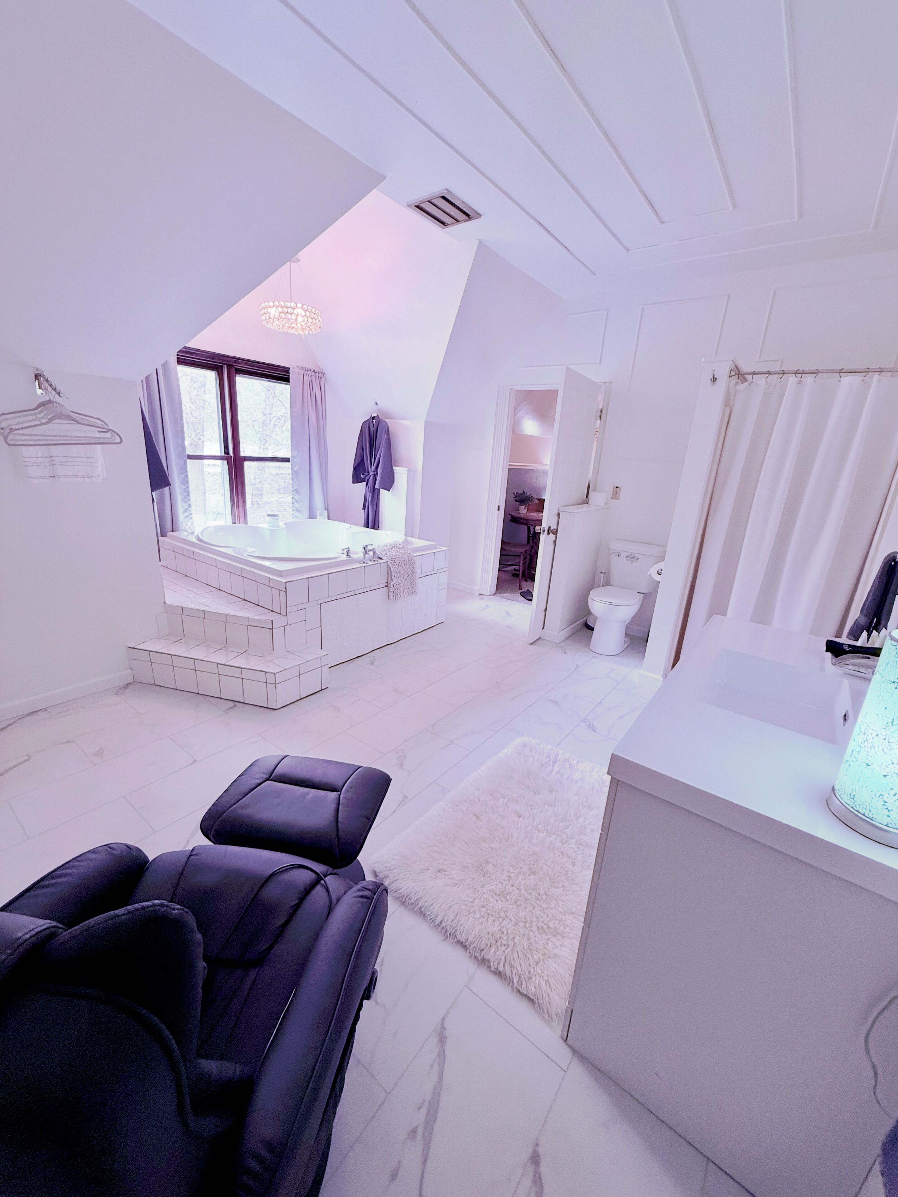 Une salle de bain moderne avec une grande baignoire, un espace douche et des toilettes.