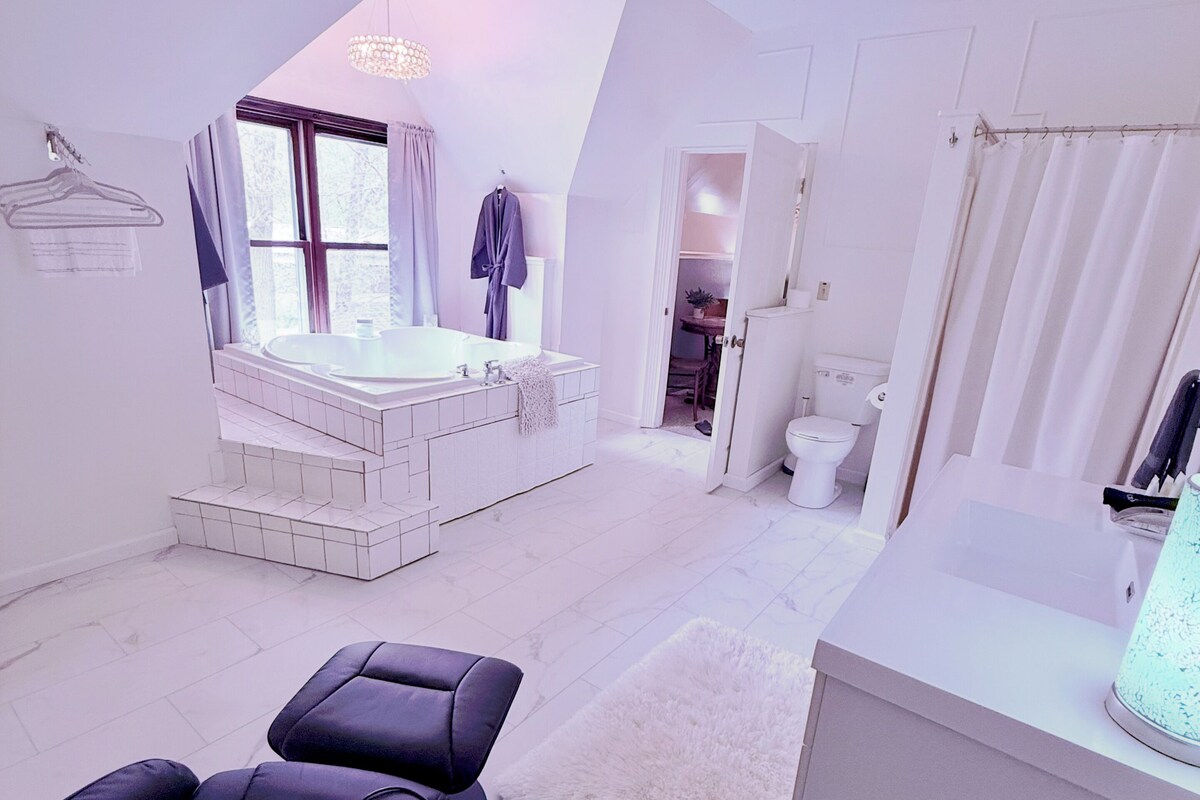 Honeymoon suite, 1 kingsize bed, open haard, uitzicht op de binnenplaats | Badkamer | Een aparte badkuip en douche, een bubbelbad, een hydromassagedouche