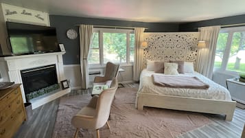 Romantic Studio Suite, 1 King Bed, Jetted Tub, Ground Floor