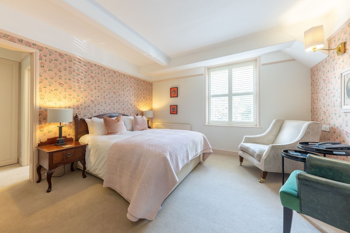 Deluxe Double Room | Iron/ironing board, WiFi (free), individually decorated, bed sheets