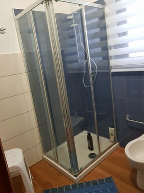 Douche, articles de toilette gratuits, sèche-cheveux, bidet