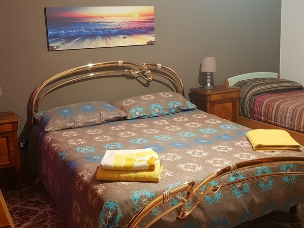 Chambre Triple, salle de bains commune